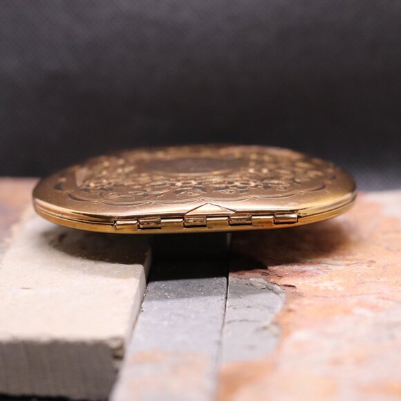 Vintage Elgin American Heart-Shaped Powder Compact – Gold-Tone Etched Design - Picture 7 of 11